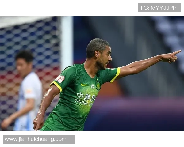 悬念迭起，争议之中见真章：埃基蒂克助攻涉嫌手球，主裁VAR的博弈